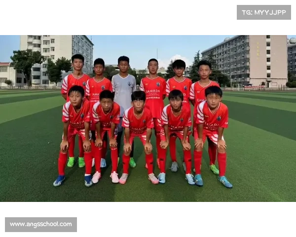 中国足球小将留洋球员围观老二科内殊武二次首秀,中场休息 中国足球小将留洋球员围观老二科内殊武二次首秀,中场休息